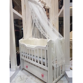 تخت-کنار-مادر-پیرکاردین