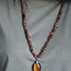 گردنبند-رو-لباسی-اسپرت