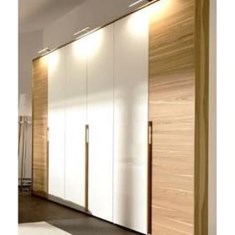 ایده-کمد-دیواری-هایگلاس-سفید-و-طرح-چوب-کمرنگ