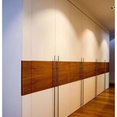 ایده-کمد-دیواری-هایگلاس-سفید-و-طرح-چوب