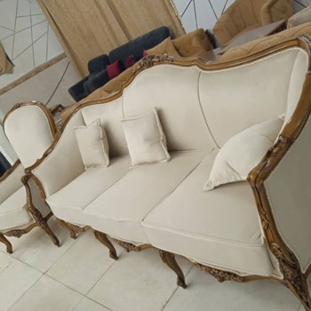 مبل-کلاسیک-مدل-زمرد-ترکیب-چوب-راش-و-گردو-با-طراحی-شیک-و-بادوام