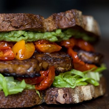 ساندویچ-کالباس-خشک