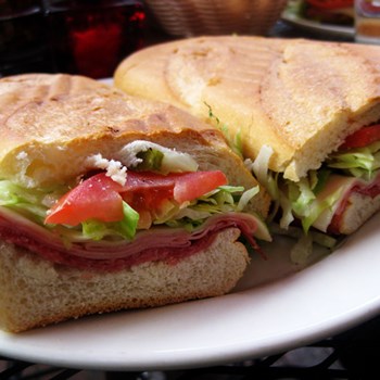 ساندویچ-کالباس-خشک