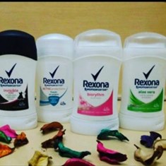 مام-رولی-ضدتعریق-رکسونا-اشاره-کرد-که-دارای-ویژگی-های-منحصر-به-فردی-نیز-می-باشد