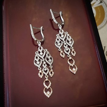 گوشواره-زیبای-آویز-مزین-به-نگین-های-اتم-اتریش