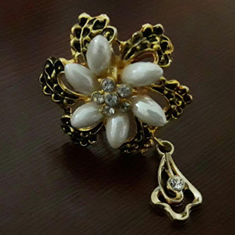 سنجاق-سینه-آویز-دار-گوهر