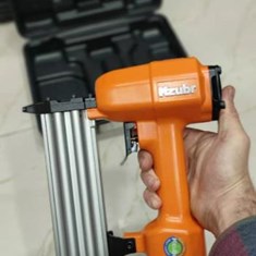 میخ-کوب-بادی-زوبر-مدل-7643-سایز-میخ-5سانت-جنس-بدنه-فلز-منبع-تغذیه-پمپ-باد-فشارباد-60-100-psiوزن-دستگاه-1-کیلو-گرم-دارای-سیستم-ضامن-امنیتی-جهتامنیت-بیشتر-در-کار-همراه-جعبه-حمل-محکم