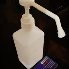 بطری-نیم-لیتری-و-پمپ-دوشی-محلول-ضد-عفونی